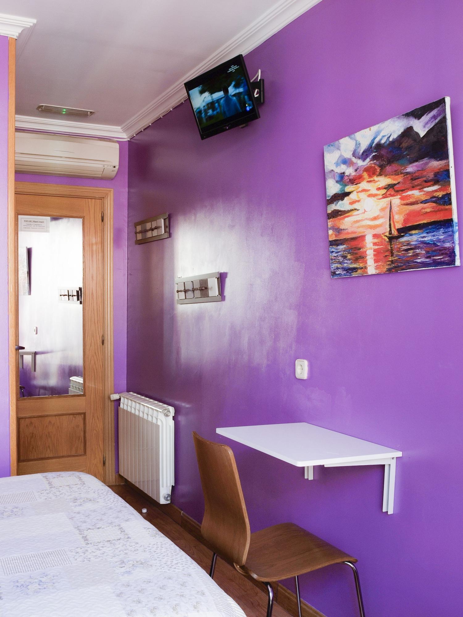 Rc Miguel Angel Hostel Madrid Bagian luar foto A room at the hostel