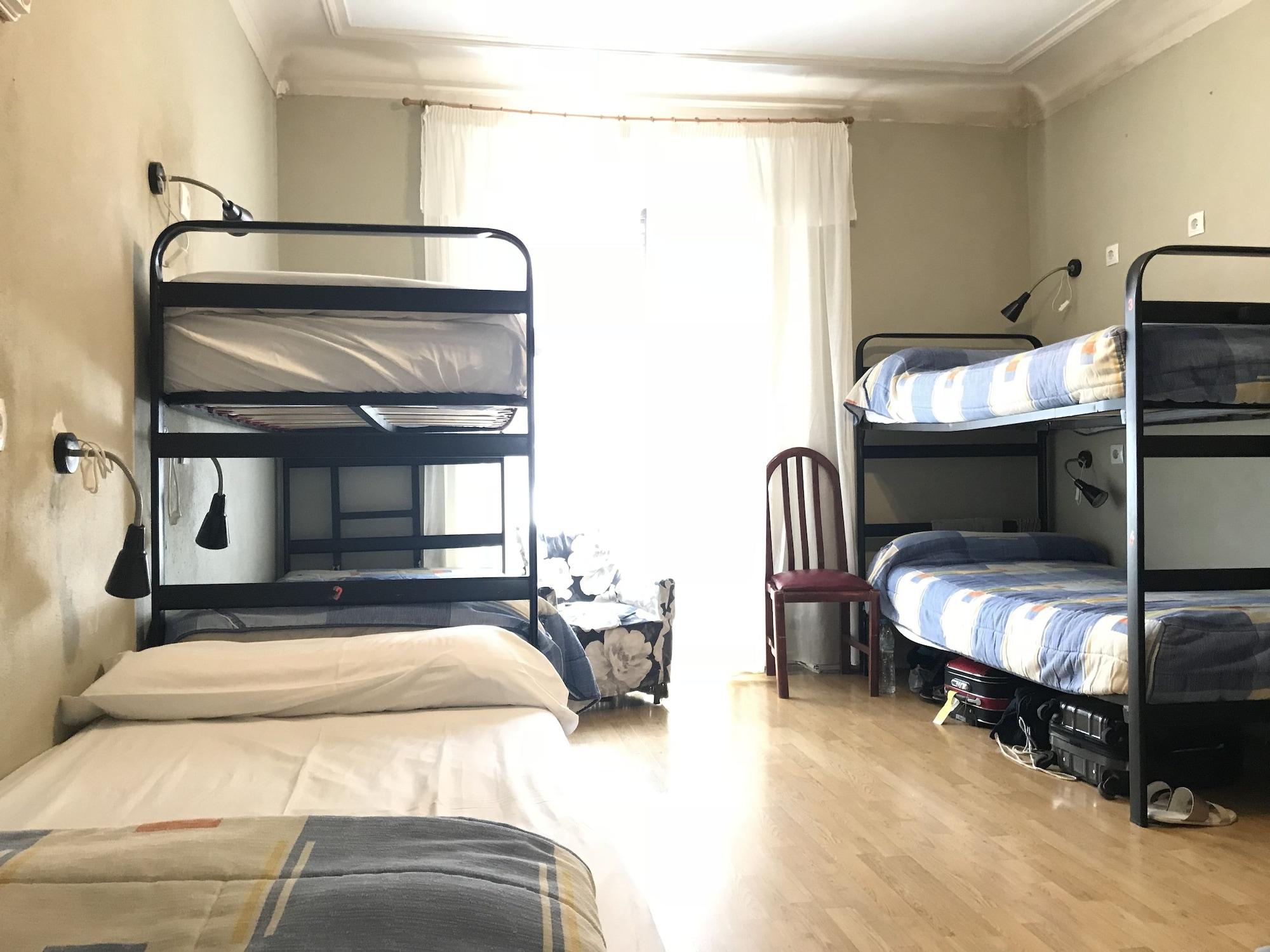 Rc Miguel Angel Hostel Madrid Bagian luar foto Hostel room in Madrid, Spain