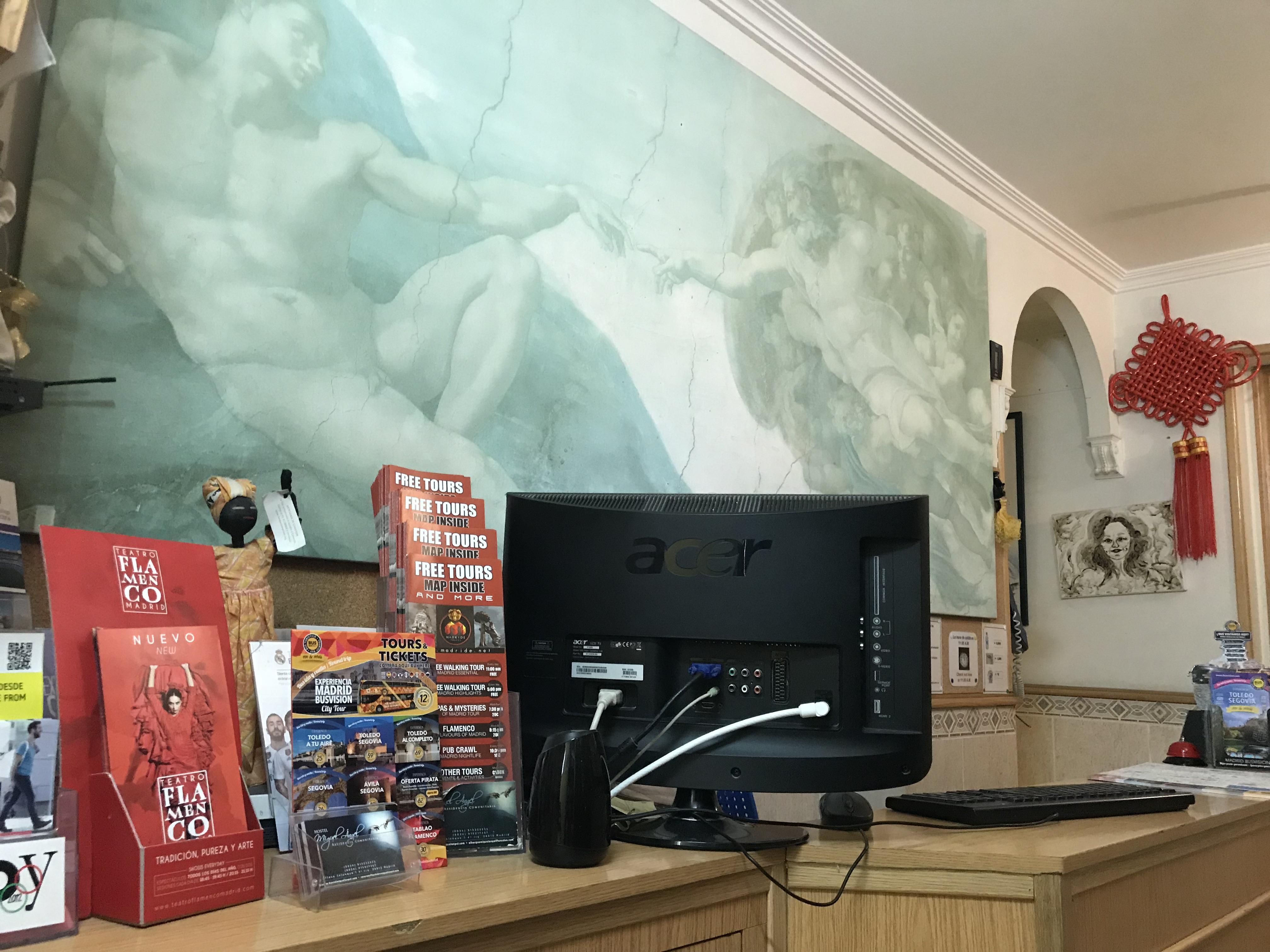 Rc Miguel Angel Hostel Madrid Bagian luar foto Reception desk at the museum