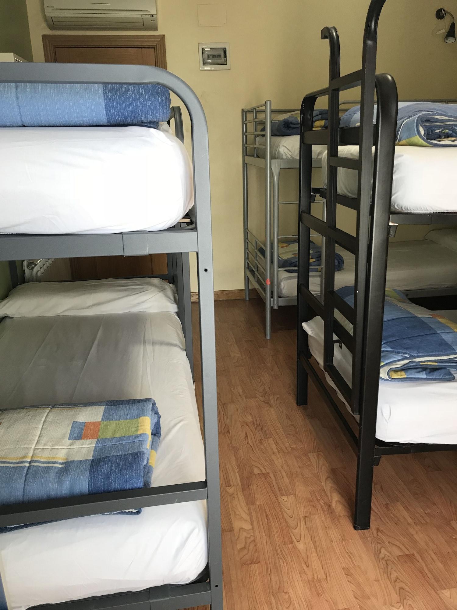 Rc Miguel Angel Hostel Madrid Bagian luar foto A typical hostel room