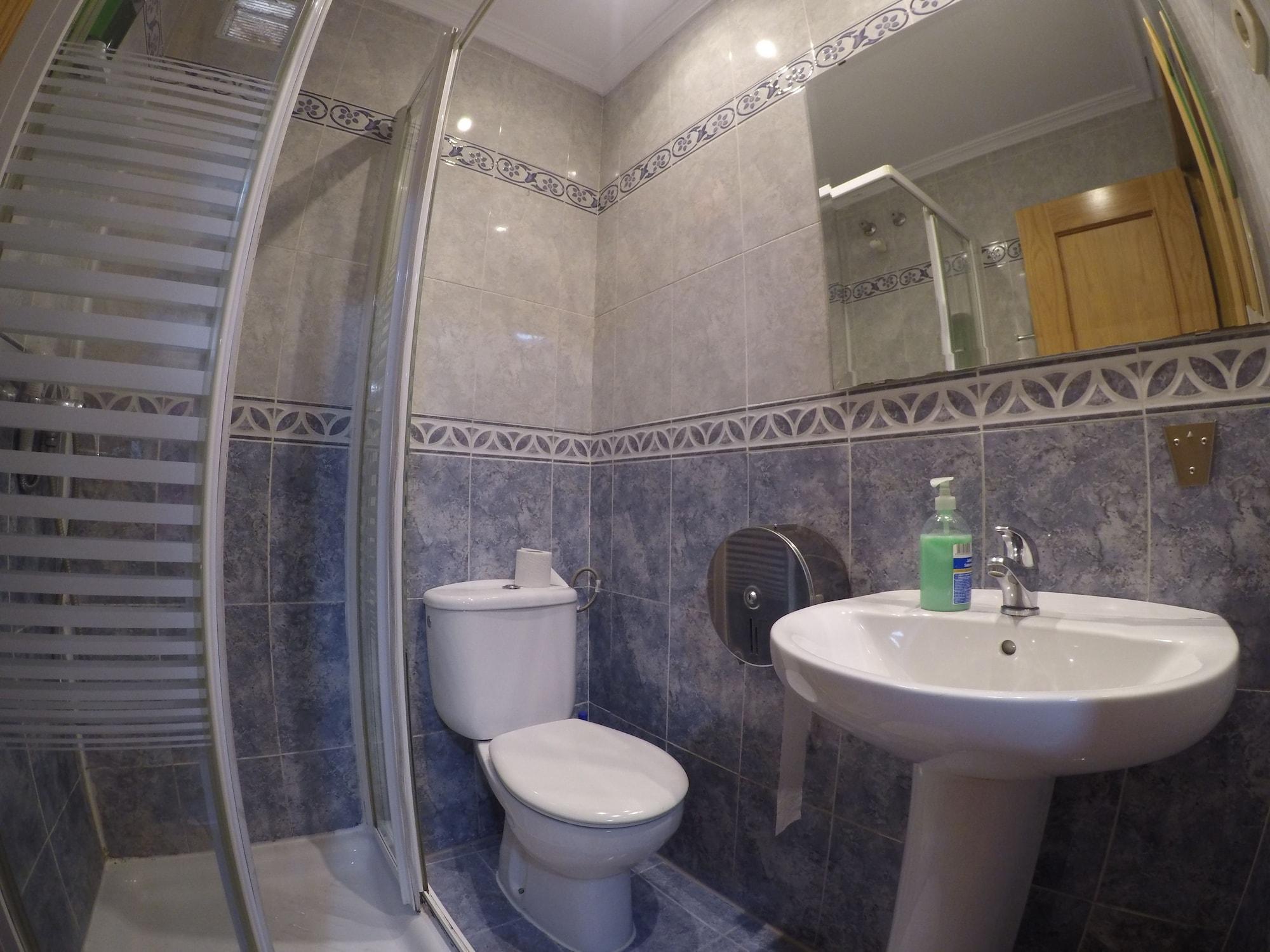 Rc Miguel Angel Hostel Madrid Bagian luar foto Bathroom with shower cubicle