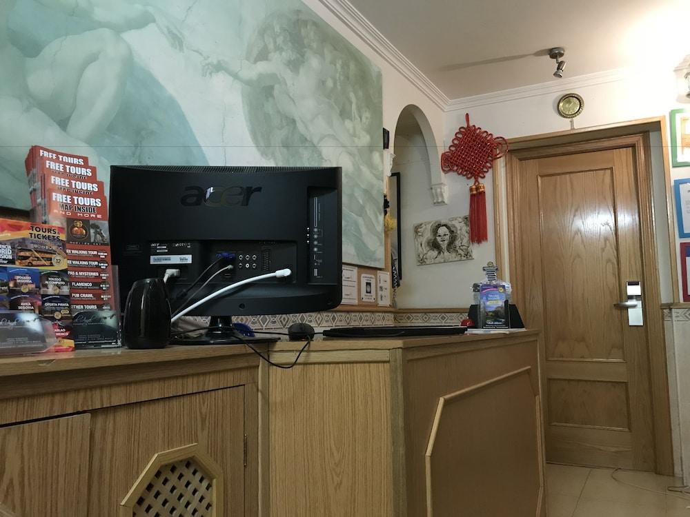 Rc Miguel Angel Hostel Madrid Bagian luar foto Reception desk at the hotel